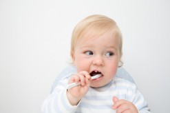 Чистить молочные зубы или нет?